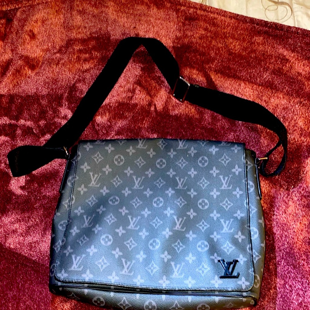 Louis Vuitton District PM messenger bag